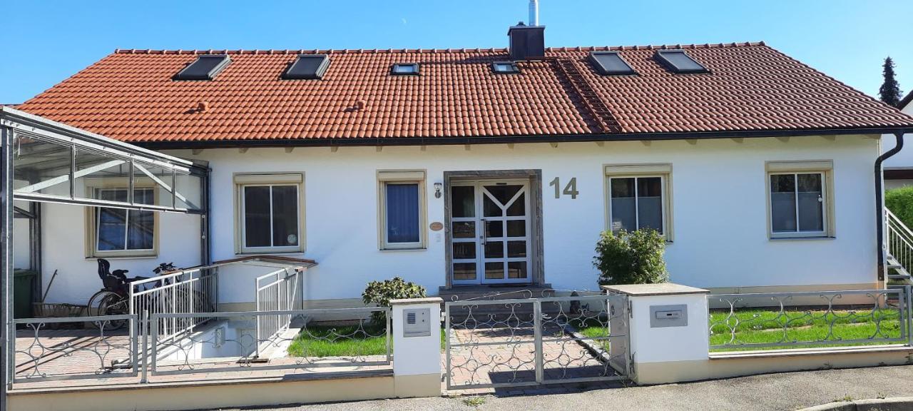 Helle Souterrainwohnung Naehe Flughafen, Landshut Und Muenchen 1 Bis 5 Personen Bruckberg Exterior photo