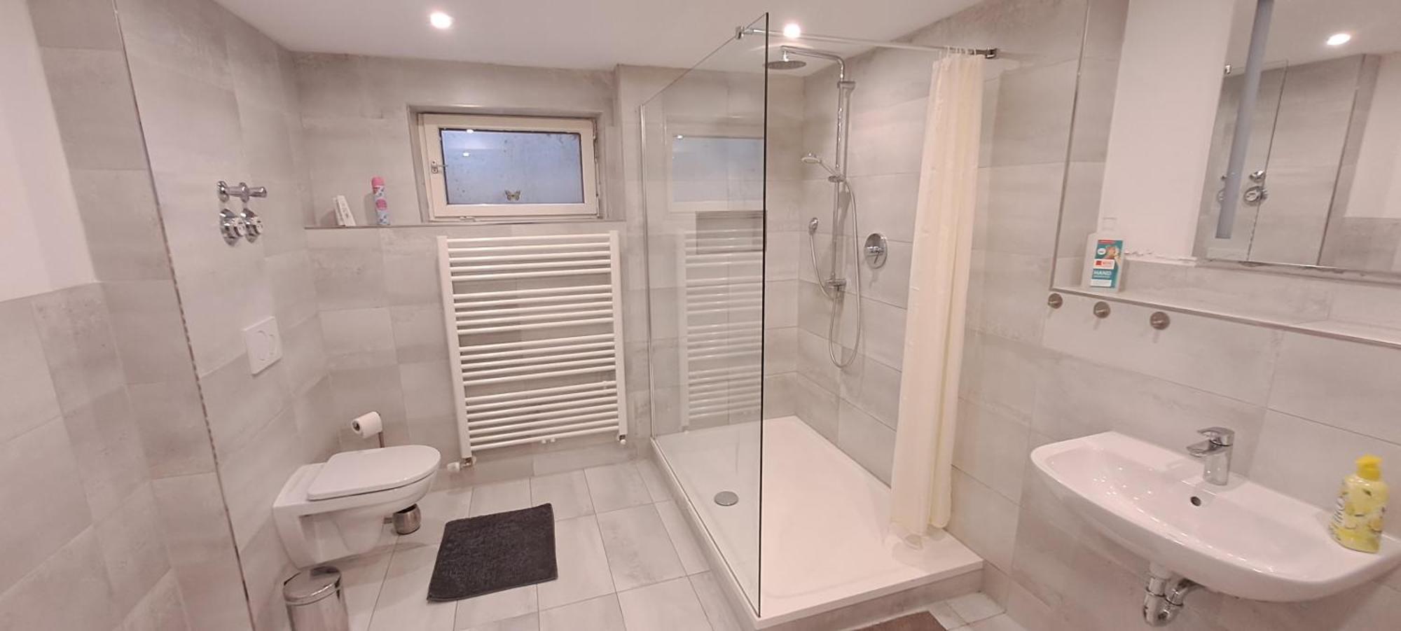 Helle Souterrainwohnung Naehe Flughafen, Landshut Und Muenchen 1 Bis 5 Personen Bruckberg Exterior photo
